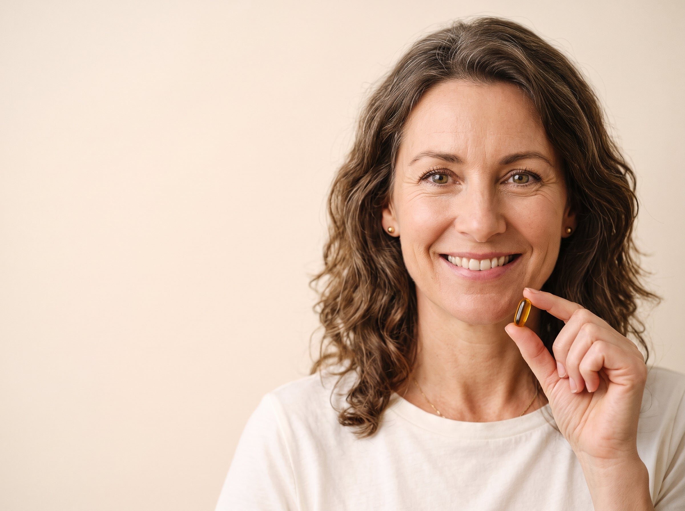 Woman holding a Seloria softgel